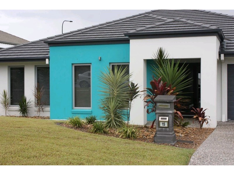 15 Laughlen Chase, Pacific Pines QLD 4211