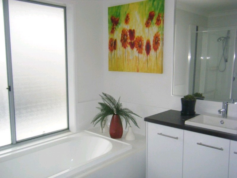 26 Wunburra Circle, Pacific Pines QLD 4211