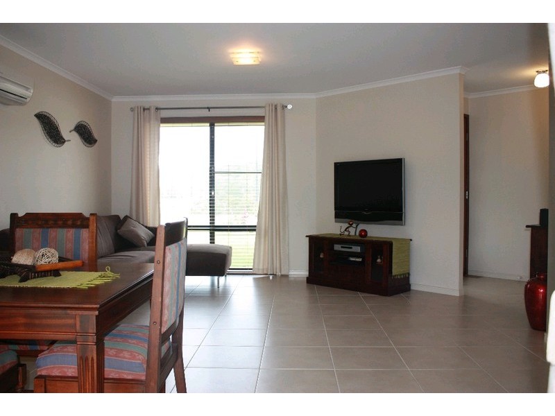 9 Chesterton Street, Pacific Pines QLD 4211