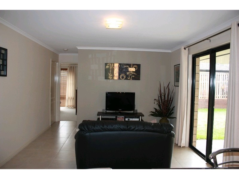 9 Chesterton Street, Pacific Pines QLD 4211