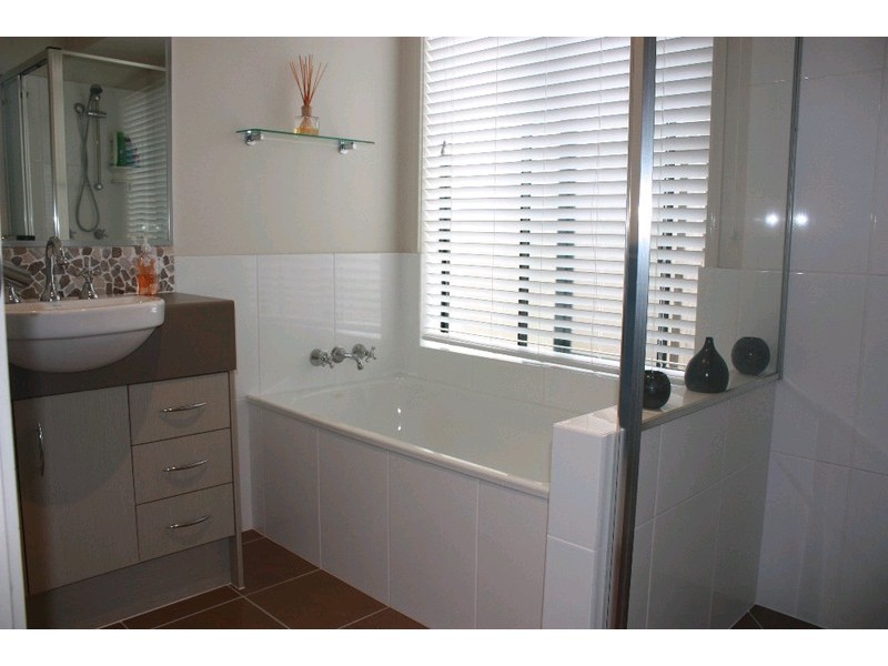 9 Chesterton Street, Pacific Pines QLD 4211