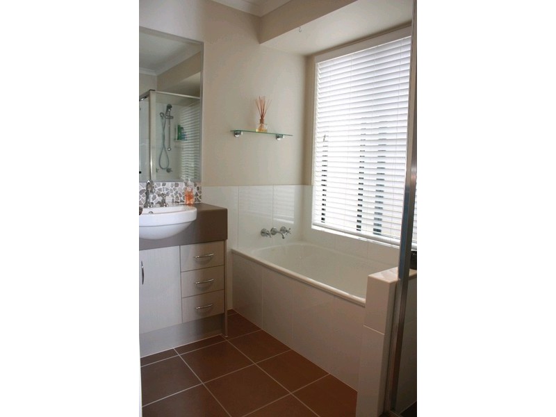 9 Chesterton Street, Pacific Pines QLD 4211