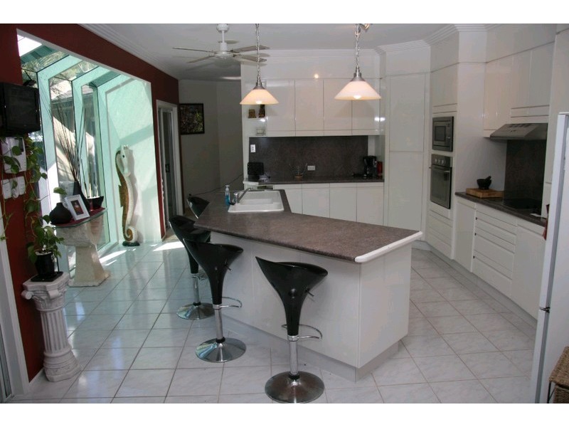 27A Ben Lomond Drive, Highland Park QLD 4211