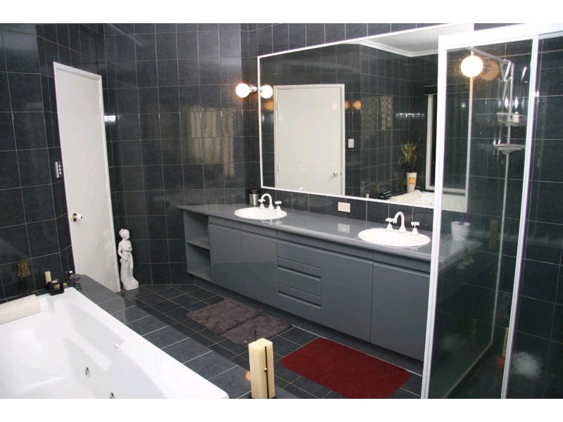 27A Ben Lomond Drive, Highland Park QLD 4211