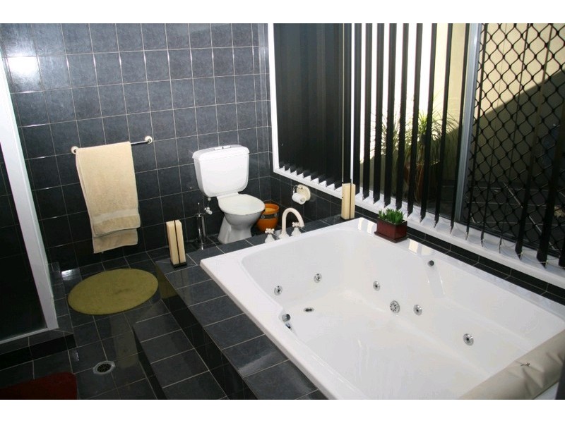 27A Ben Lomond Drive, Highland Park QLD 4211