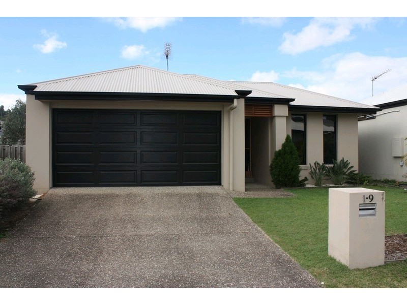 1/9 Coonowrin Street, Pacific Pines QLD 4211