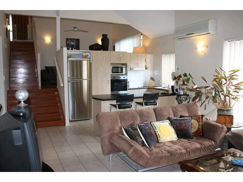 1/9 Coonowrin Street, Pacific Pines QLD 4211