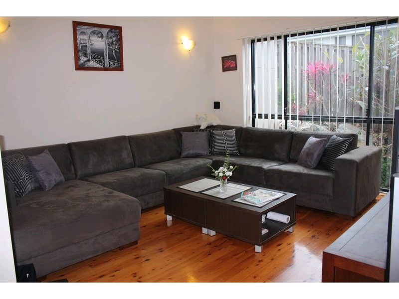 1/9 Coonowrin Street, Pacific Pines QLD 4211