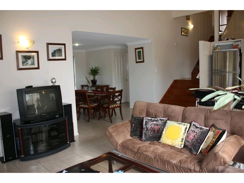 1/9 Coonowrin Street, Pacific Pines QLD 4211