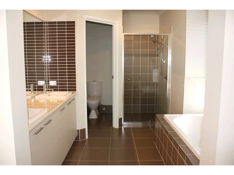 70 Roberts Drive, Maudsland QLD 4210