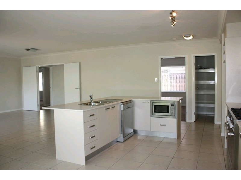 70 Roberts Drive, Maudsland QLD 4210