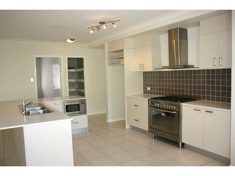 70 Roberts Drive, Maudsland QLD 4210