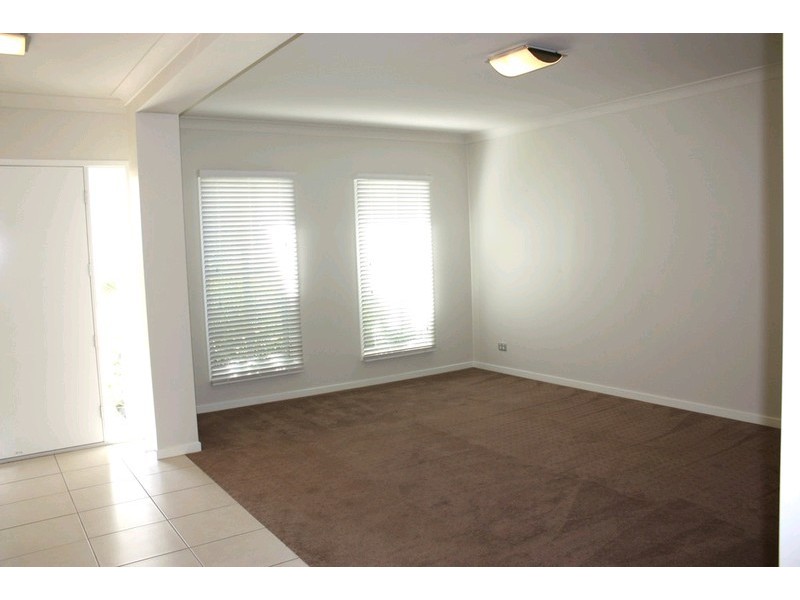 70 Roberts Drive, Maudsland QLD 4210