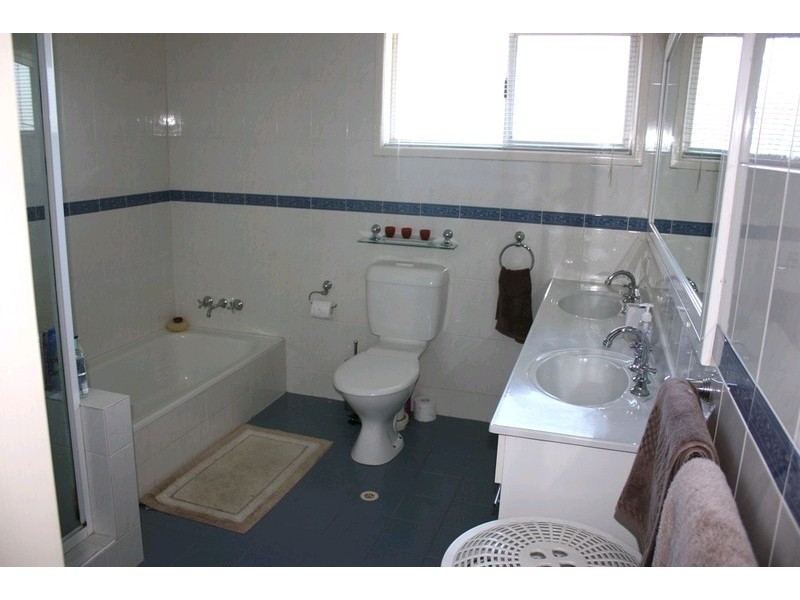 125 Bamboo Avenue, Benowa QLD 4217