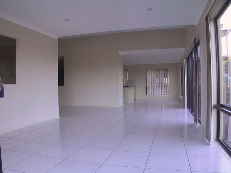 35 Midway Terrace, Pacific Pines QLD 4211