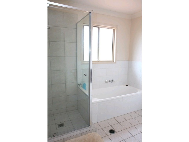 1/8 Hialeah Crescent, Helensvale QLD 4212