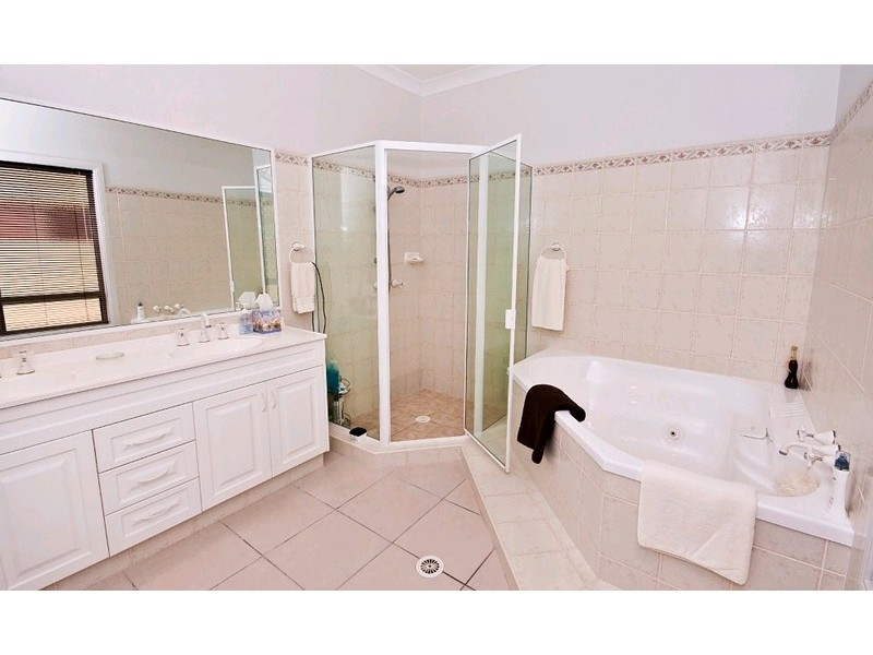 26 Arbuthnot Parade, Benowa QLD 4217