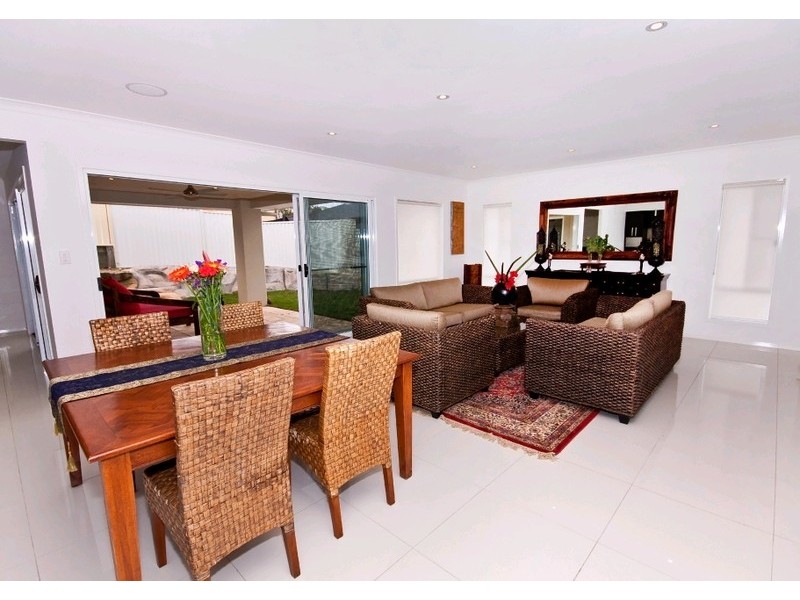 17 Golden Bear Drive, Arundel QLD 4214