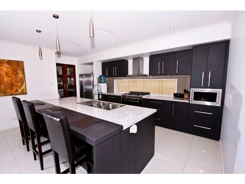 17 Golden Bear Drive, Arundel QLD 4214