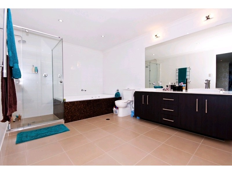 17 Golden Bear Drive, Arundel QLD 4214