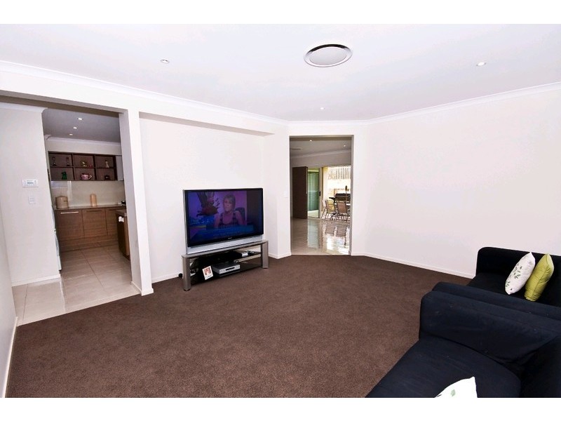 76 Hawkesbury Avenue, Pacific Pines QLD 4211