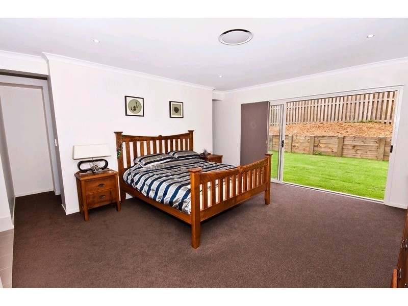 76 Hawkesbury Avenue, Pacific Pines QLD 4211