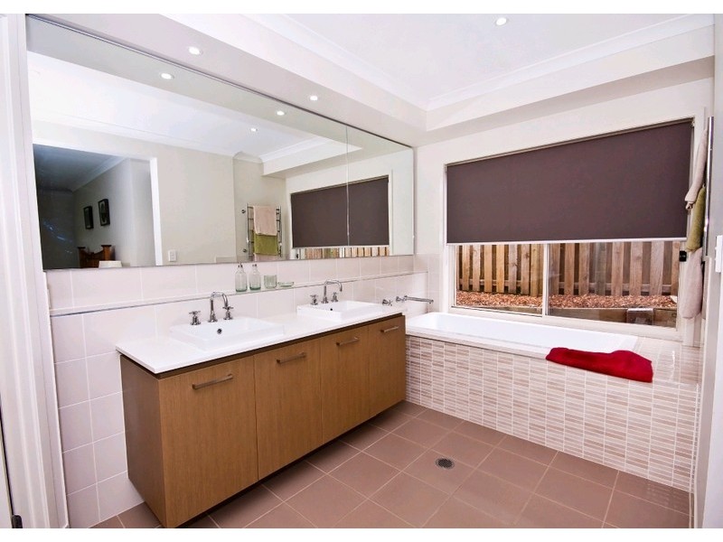 76 Hawkesbury Avenue, Pacific Pines QLD 4211