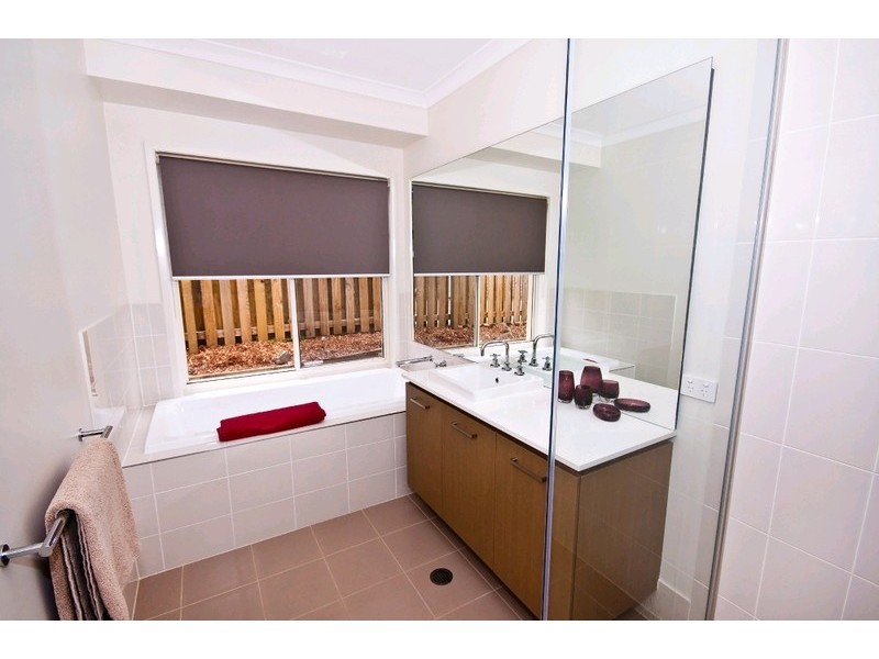 76 Hawkesbury Avenue, Pacific Pines QLD 4211