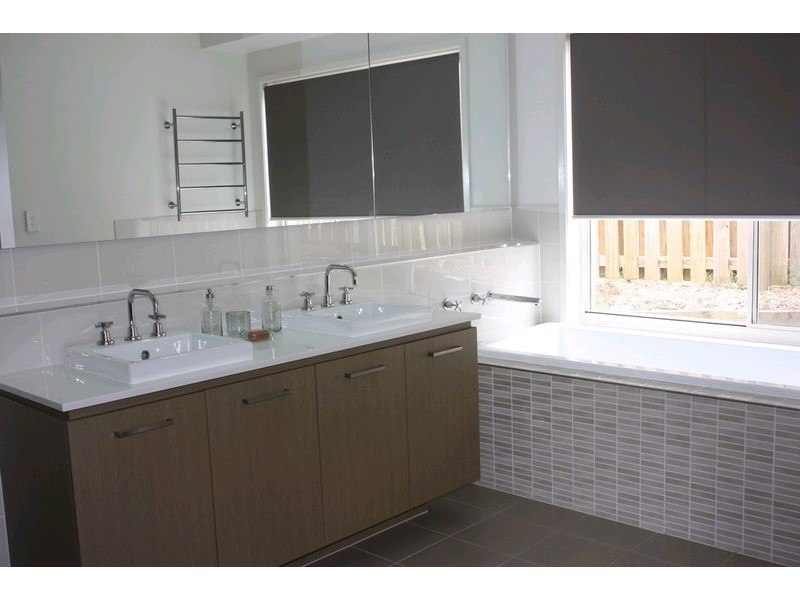 76 Hawkesbury Avenue, Pacific Pines QLD 4211