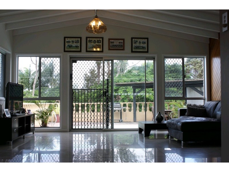 4 Kinarra Street, Ashmore QLD 4214