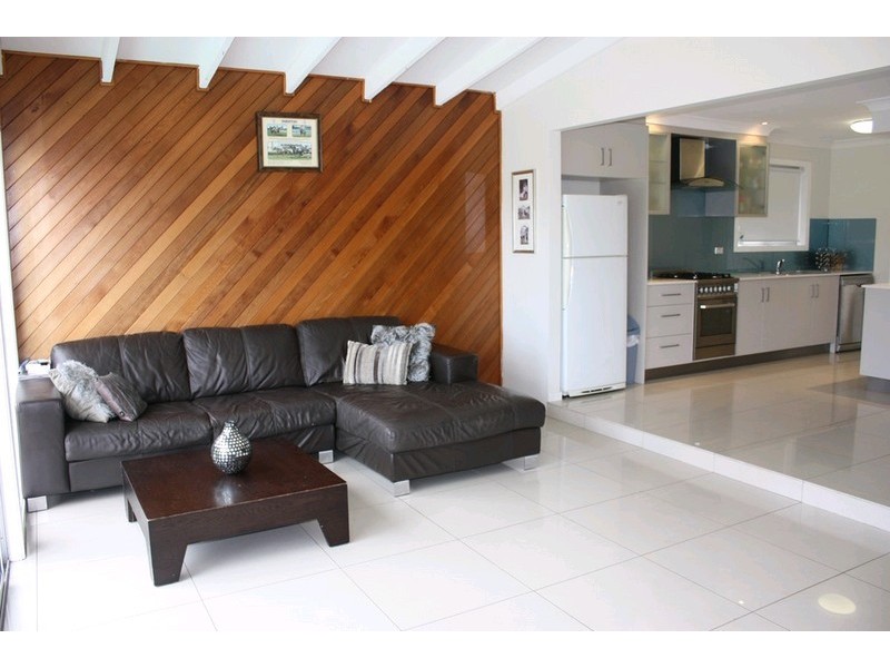 4 Kinarra Street, Ashmore QLD 4214