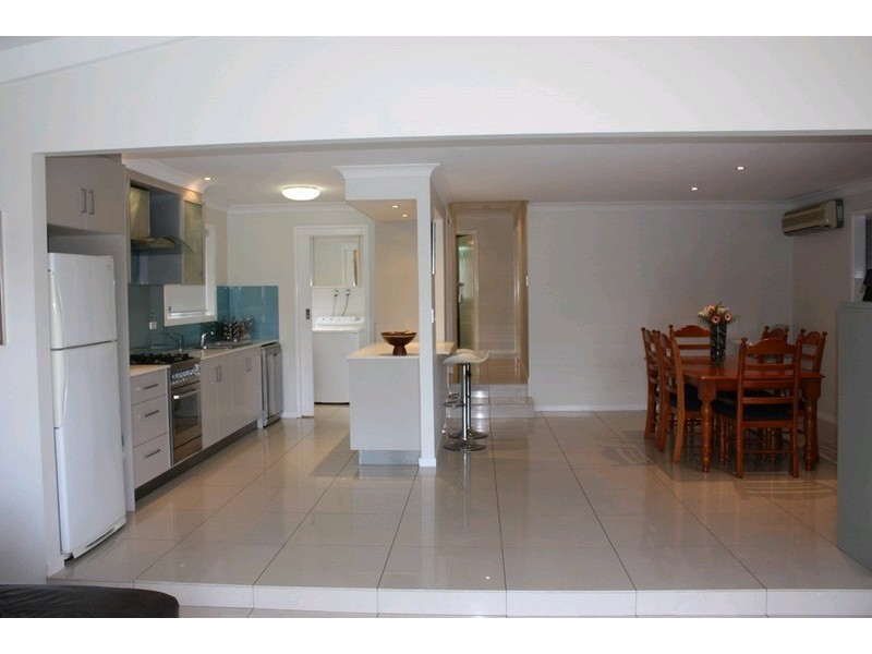 4 Kinarra Street, Ashmore QLD 4214