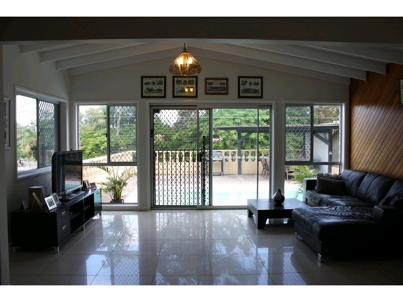 4 Kinarra Street, Ashmore QLD 4214