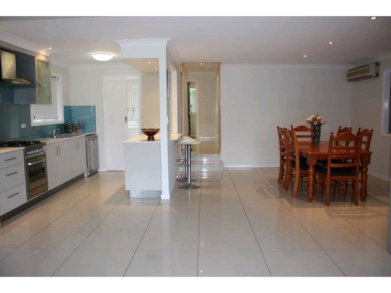 4 Kinarra Street, Ashmore QLD 4214