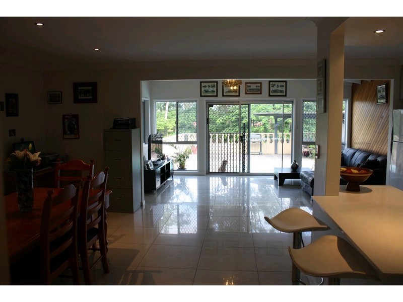 4 Kinarra Street, Ashmore QLD 4214