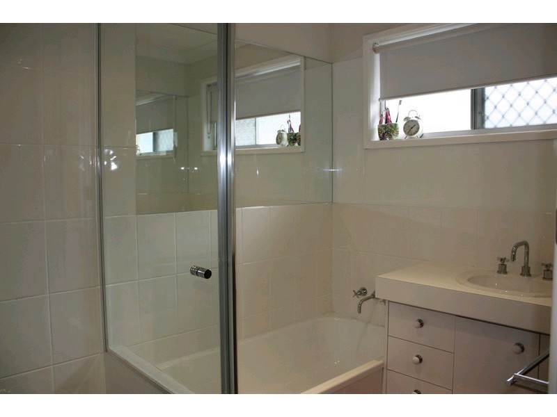 4 Kinarra Street, Ashmore QLD 4214