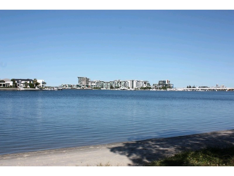 2/11 Muscovey Avenue, Paradise Point QLD 4216