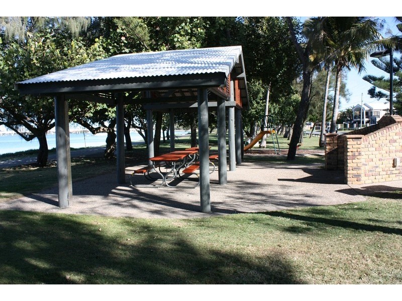 2/11 Muscovey Avenue, Paradise Point QLD 4216