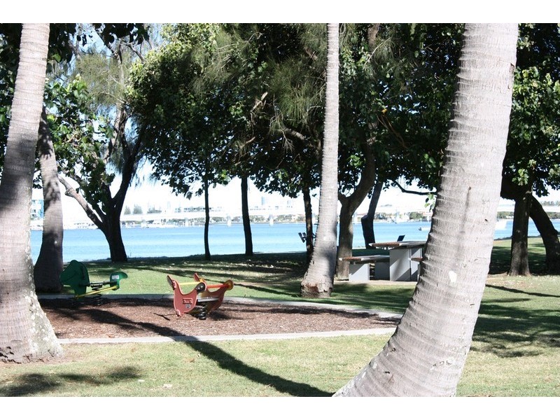 2/11 Muscovey Avenue, Paradise Point QLD 4216