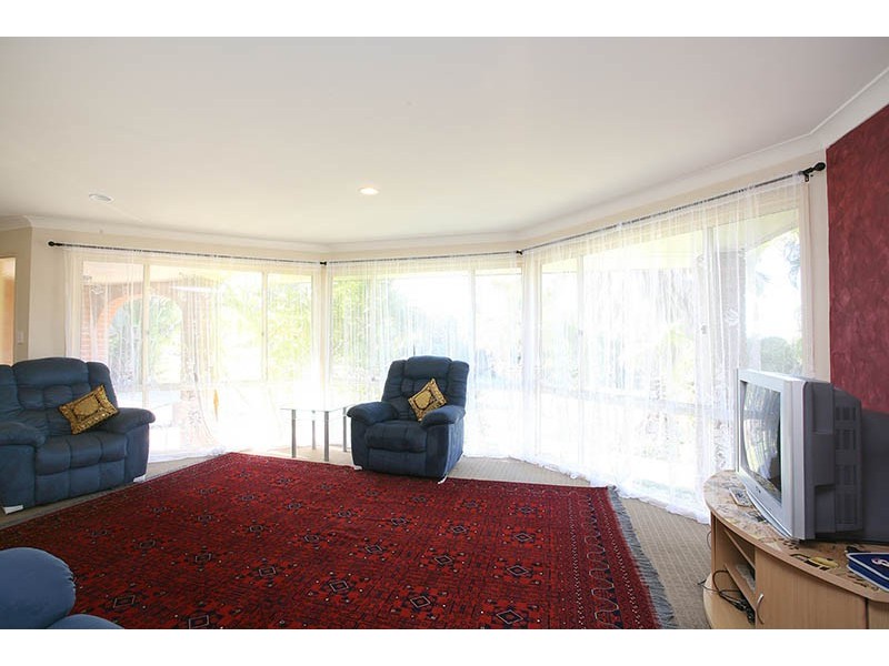 2 Carnoustie Court, Arundel QLD 4214