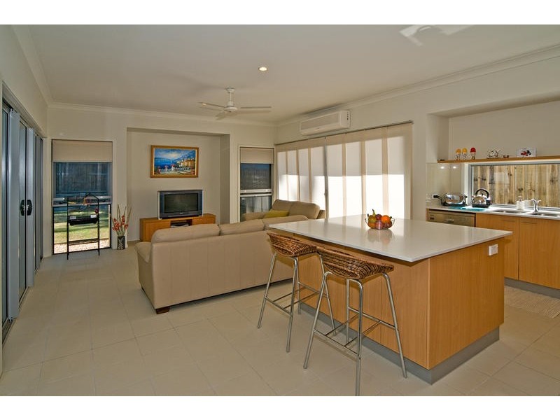 18 Barrington Crescent, Wakerley QLD 4154