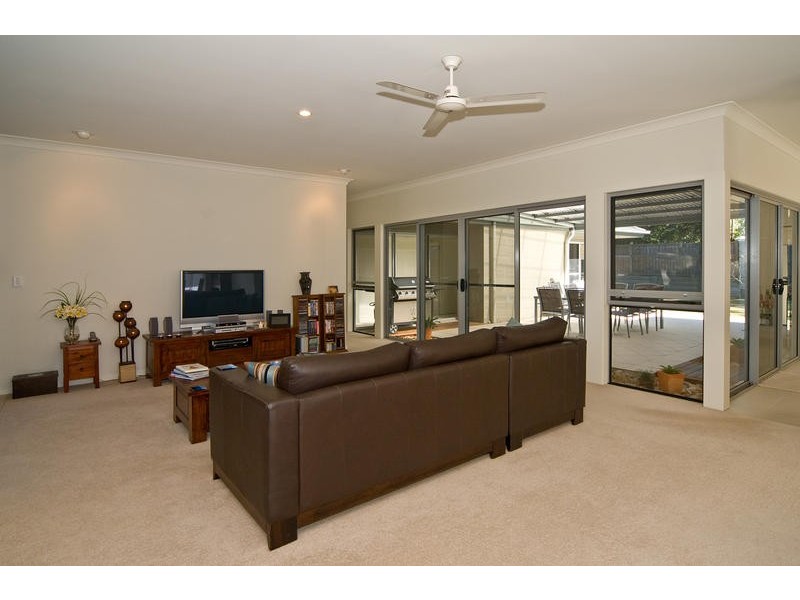 18 Barrington Crescent, Wakerley QLD 4154