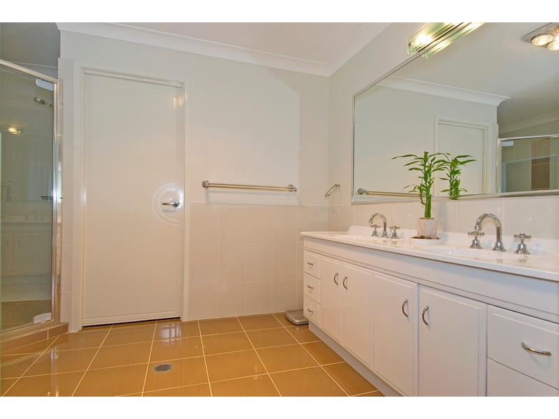 10 Lachlan Drive, Wakerley QLD 4154