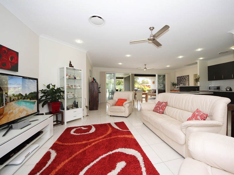 8 Whitehaven Place, Banksia Beach QLD 4507