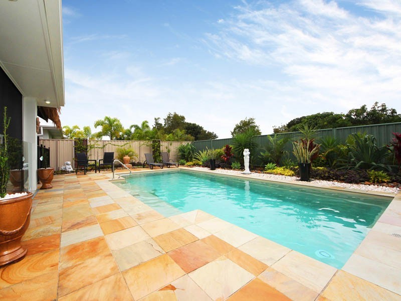 8 Whitehaven Place, Banksia Beach QLD 4507
