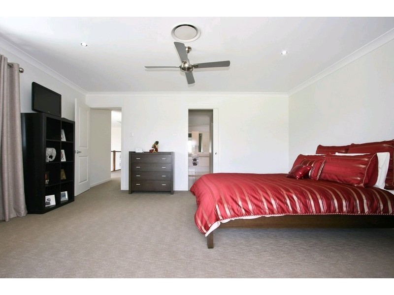 13 Long Island Drive, Windaroo QLD 4207