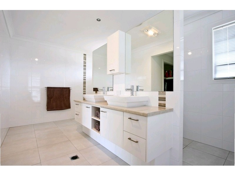 13 Long Island Drive, Windaroo QLD 4207