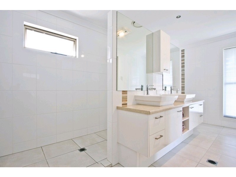 13 Long Island Drive, Windaroo QLD 4207