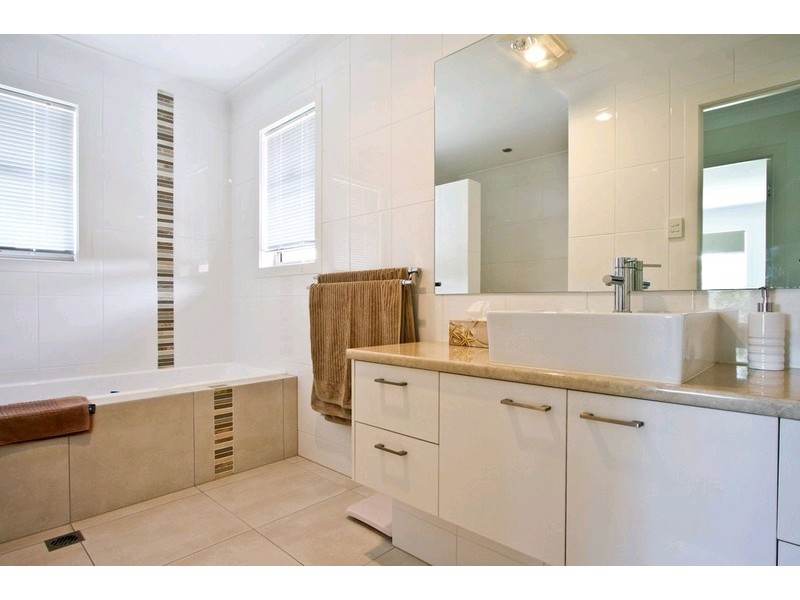 13 Long Island Drive, Windaroo QLD 4207