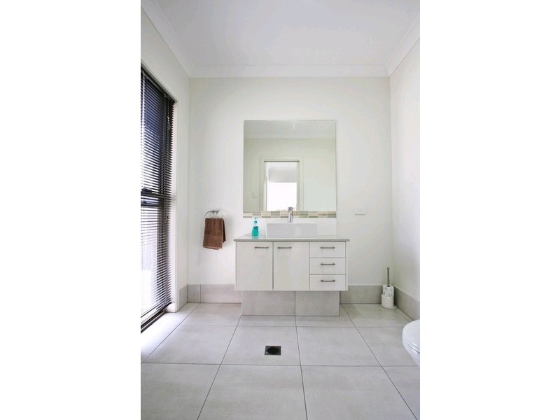 13 Long Island Drive, Windaroo QLD 4207